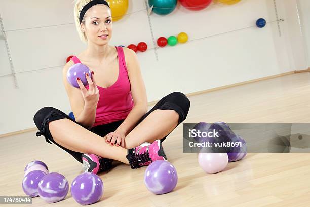 Foto de Relaxe Entre Exercícios e mais fotos de stock de Academia de ginástica - Academia de ginástica, Adulto, Aeróbica