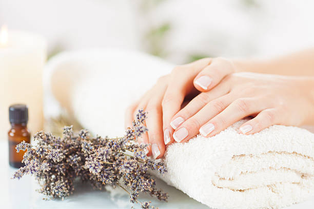 soin du corps - lavender spa treatment health spa flower photos et images de collection