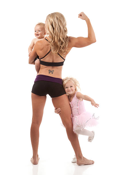 fitness madre e bambino - rear view family isolated child foto e immagini stock