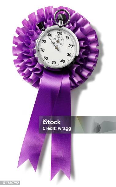 Viola Isolato Nastro Rosette Con Un Cronometro - Fotografie stock e altre immagini di Accuratezza - Accuratezza, Argentato, Coccarda