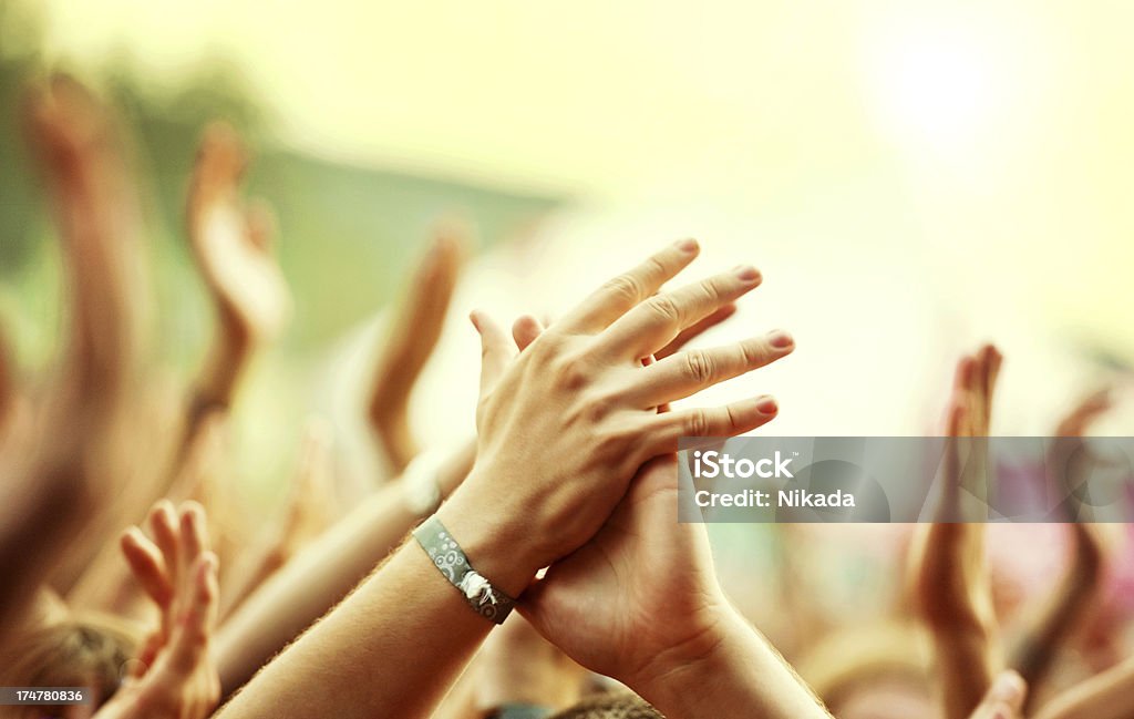 Battendo le mani in corona all'aperto - Foto stock royalty-free di Festival musicale