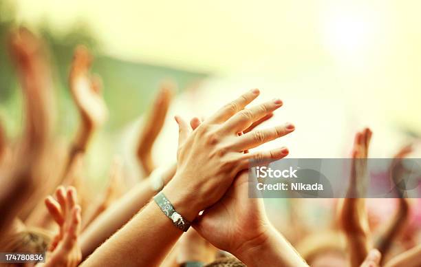 Battendo Le Mani In Corona Allaperto - Fotografie stock e altre immagini di Festival musicale - Festival musicale, Ambientazione esterna, Polsino - Fascia assorbi-sudore