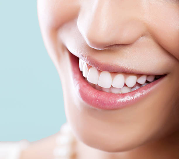 sonrisa saludable blanco - human mouth human teeth indoors young women fotografías e imágenes de stock