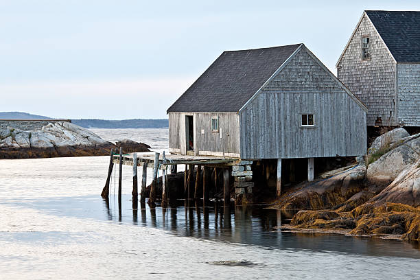 рыбалка гавань дом - jetty old wood obsolete стоковые фото и изображения
