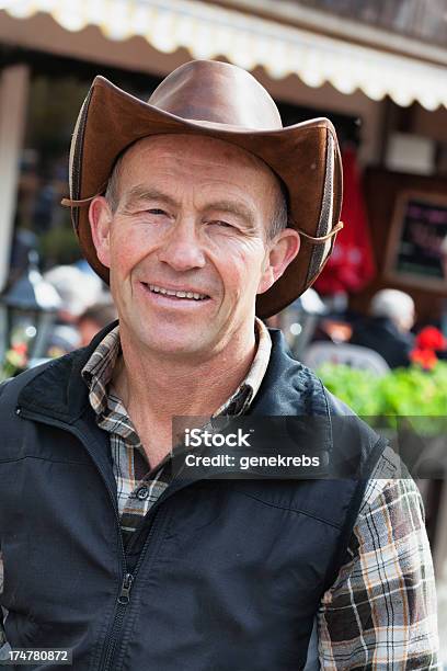 Moderna De La Swiss Agricultor Sonriente Aelplerfest En Lenk Foto de stock y más banco de imágenes de Adulto