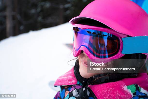 Feliz Menina Com Snowboard Equipamento - Fotografias de stock e mais imagens de 6-7 Anos - 6-7 Anos, Alegria, Ao Ar Livre
