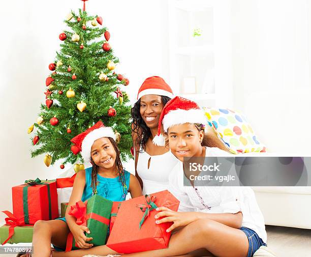 Счастливый Африканская Семья Холдинг Рождество Подарки — стоковые фотографии и другие картинки Афроамериканская этническая группа