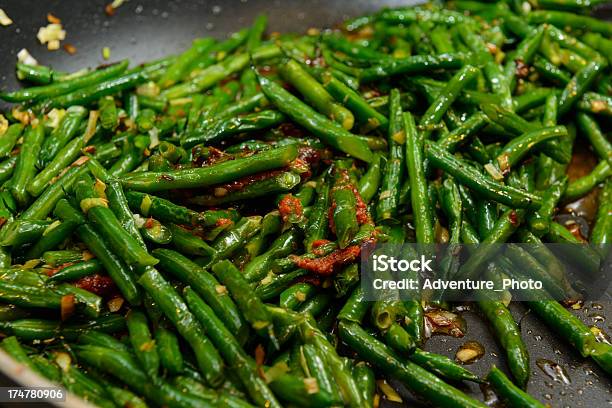 Fasola Szparagowa Jest Sauteed W Panie - zdjęcia stockowe i więcej obrazów Fasolka zielona - Fasolka zielona, Przysmażany, Fotografika