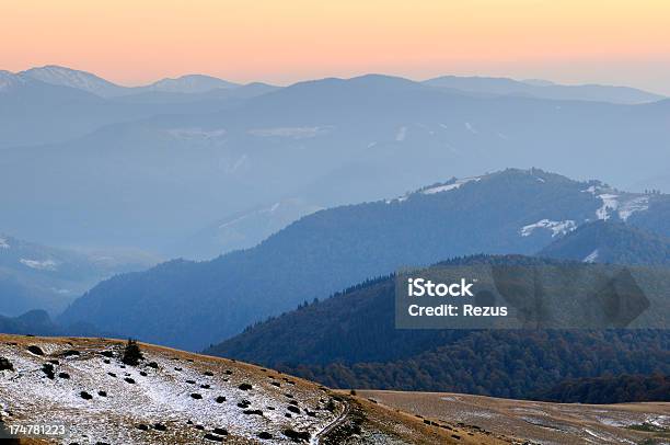 Photo libre de droit de Paysage De Montagne Au Crépuscule banque d'images et plus d'images libres de droit de Beauté de la nature - Beauté de la nature, Calque, Chaîne des Carpates