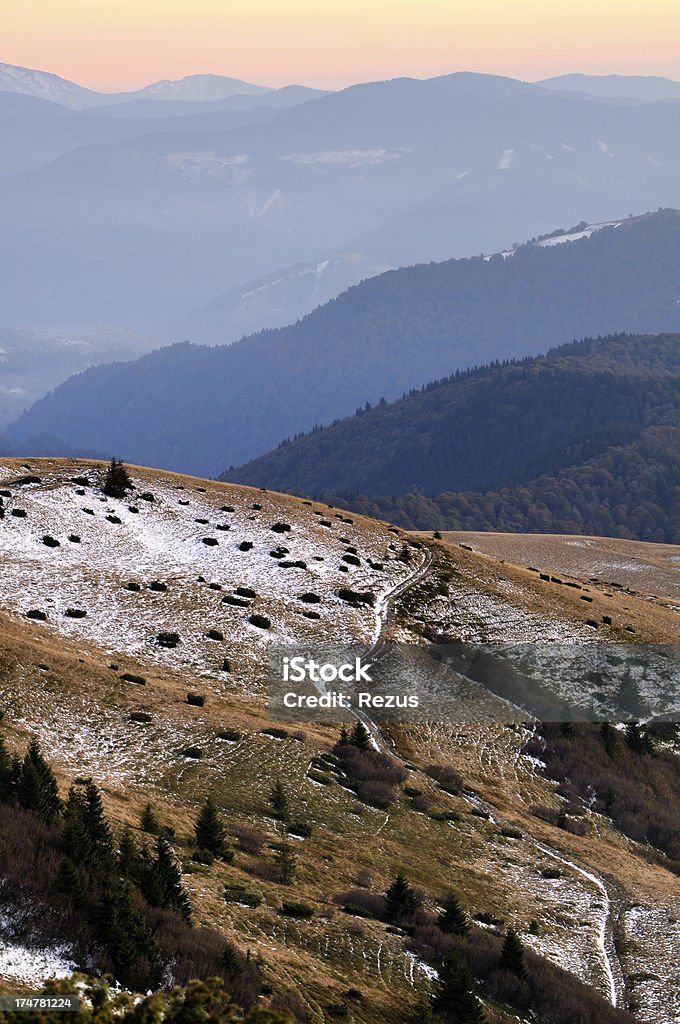 Paisaje de montaña en crepúsculo - Foto de stock de Aire libre libre de derechos