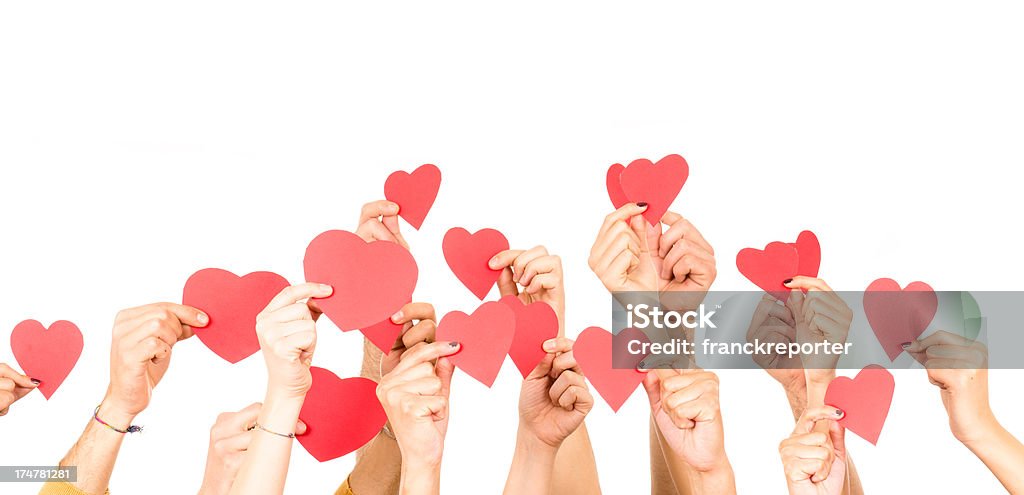 Personas, con una forma de corazón aislado en blanco - Foto de stock de Símbolo en forma de corazón libre de derechos