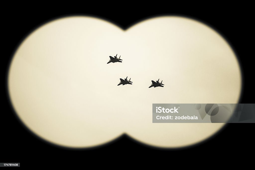 Истребитель самолет в небе, просмотр Trought с подвеской в виде бинокля - Стоковые фото Отрываться от земли - деятельность роялти-фри