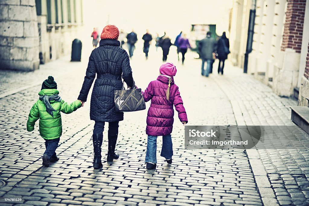 Mãe e filhos a pé - Foto de stock de Família royalty-free