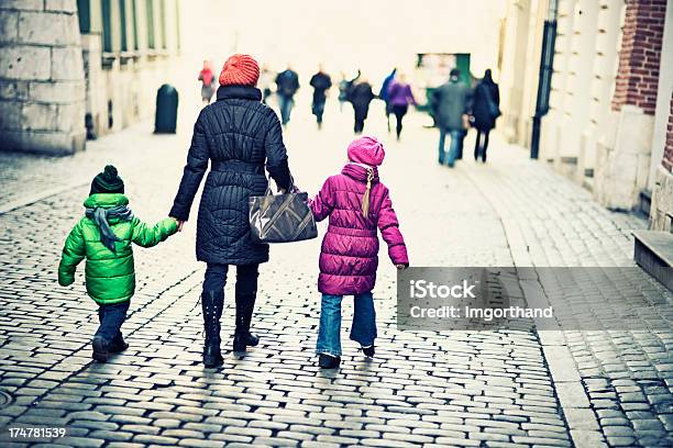 Foto de Mãe E Filhos A Pé e mais fotos de stock de Família - Família, Roupa Quente, Rua