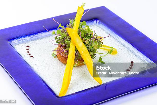 Delizioso Soufflé Con Insalata Verde - Fotografie stock e altre immagini di Bianco - Bianco, Blu, Cibi e bevande