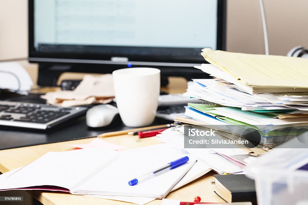 Desordenado escritorio papeleo - Foto de stock de Desordenado libre de derechos