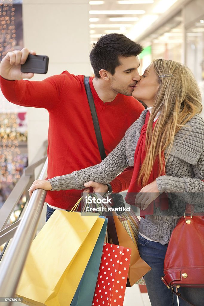 Jeune couple dans le centre commercial. - Photo de Activité commerciale libre de droits