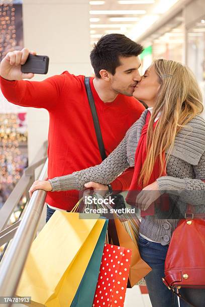 Photo libre de droit de Jeune Couple Dans Le Centre Commercial banque d'images et plus d'images libres de droit de Activité commerciale - Activité commerciale, Adulte, Adulte d'âge moyen