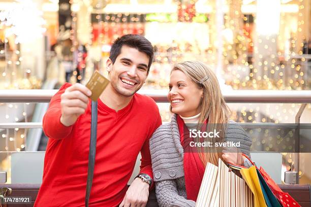 Giovane Coppia In Centro Commerciale - Fotografie stock e altre immagini di Abbigliamento - Abbigliamento, Abbigliamento casual, Adulto