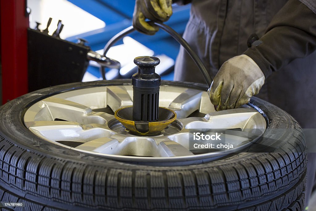 В авто ремонт shop.tire test.changing давления воздуха из шины - Стоковые фото Автомеханик роялти-фри