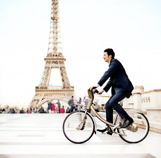 homme d'affaires le vélo à paris - palais de chaillot photos et images de collection