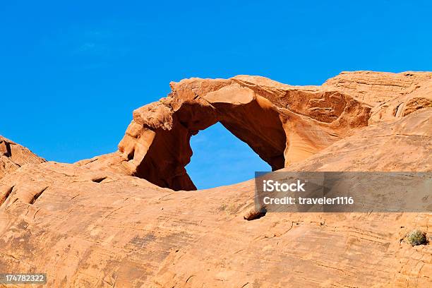 天然アーチバレーオブファイア州立公園ネバダ州 - アメリカ合衆国のストックフォトや画像を多数ご用意 - アメリカ合衆国, アメリカ西部, アーチ型の岩
