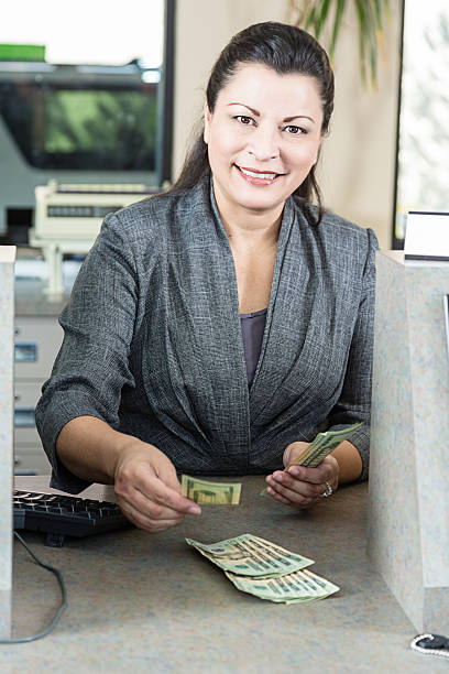 caixa de banco contar dinheiro - bank teller bank check asian ethnicity imagens e fotografias de stock