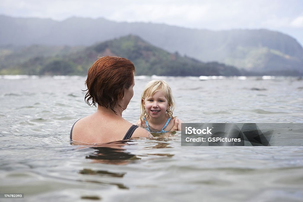 Madre hija de enseñanza de cómo piscina - Foto de stock de 2-3 años libre de derechos