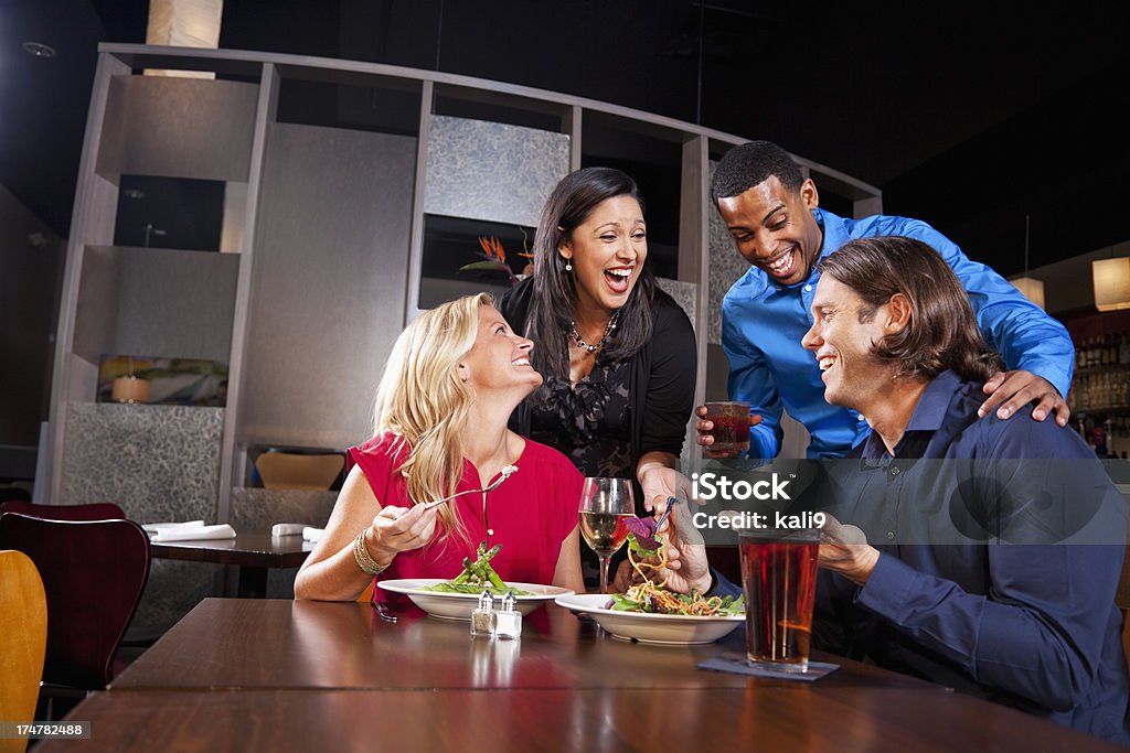 Dois casais conversando em restaurante - Foto de stock de 20 Anos royalty-free