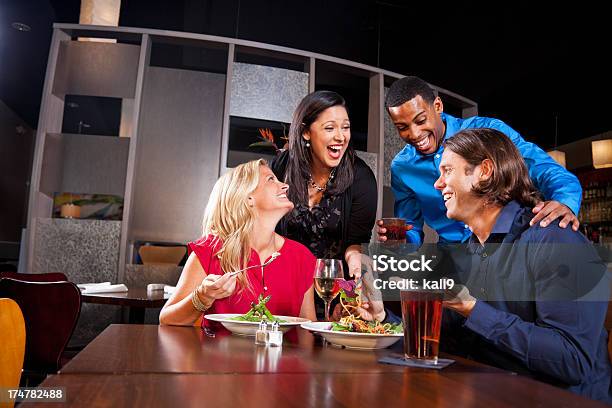 Foto de Dois Casais Conversando Em Restaurante e mais fotos de stock de 20 Anos - 20 Anos, 30 Anos, Adulto