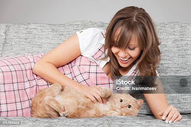 Giovane Donna Con Gatto - Fotografie stock e altre immagini di Gatto domestico - Gatto domestico, Persone, Sdraiato