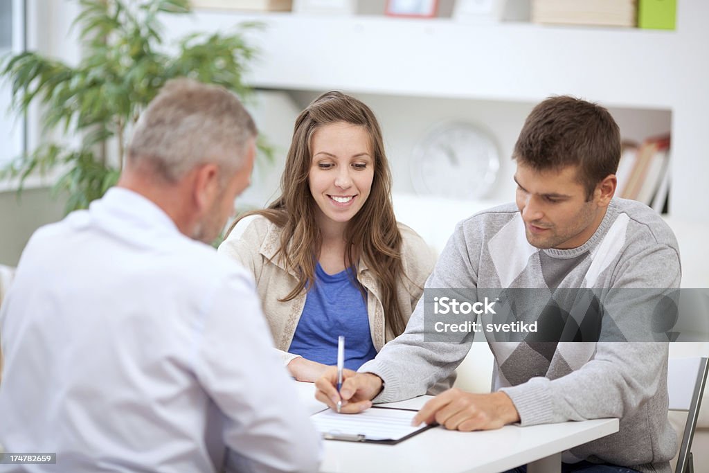 Casal com o Consultor. - Foto de stock de 50 Anos royalty-free