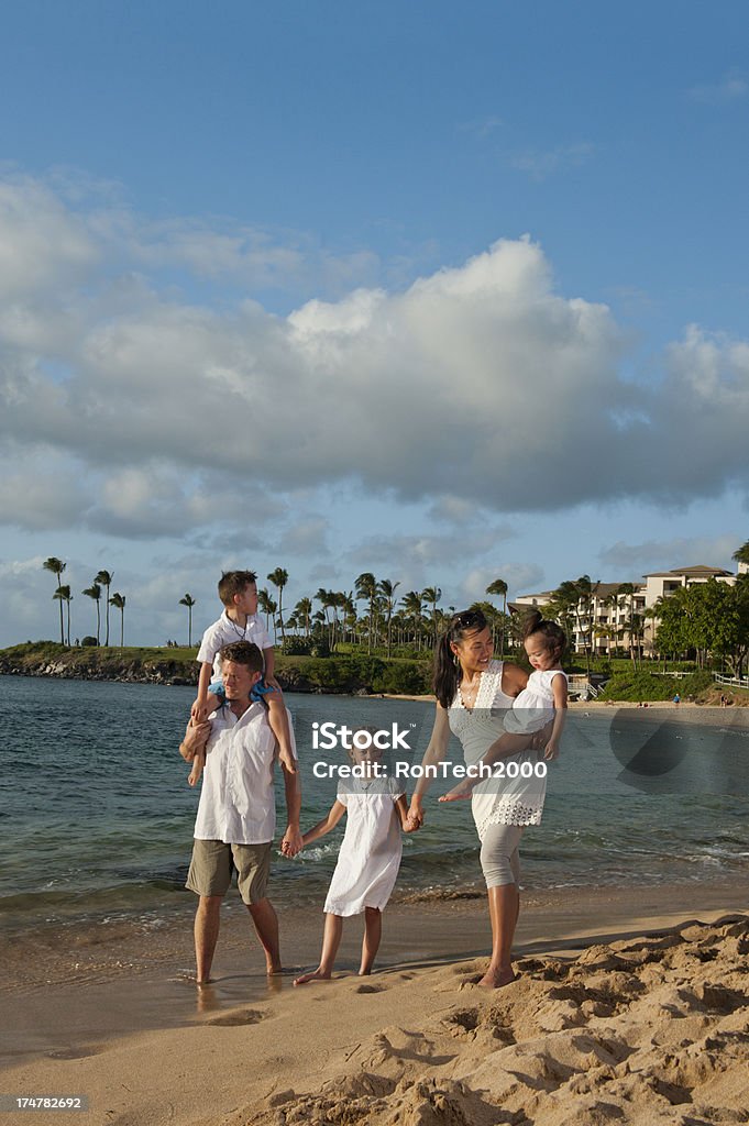 Famille sur la plage - Photo de Famille libre de droits