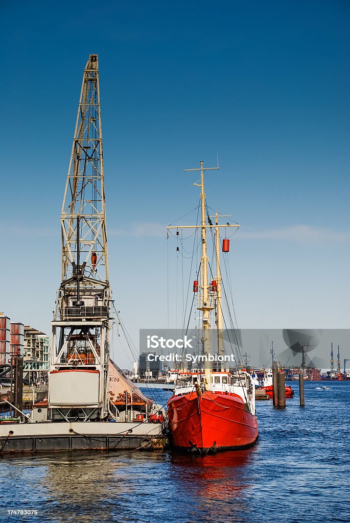 La espera en un antiguo barco cran recipiente - Foto de stock de Agua libre de derechos