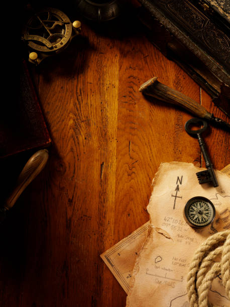 oak таблица в обрамлении антиквариата и collectables - the way forward compass rose map key стоковые фото и изображения