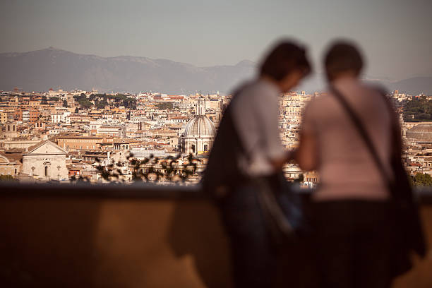turystów w gianicolo wzgórze z widokiem na rzym - janiculum zdjęcia i obrazy z banku zdjęć