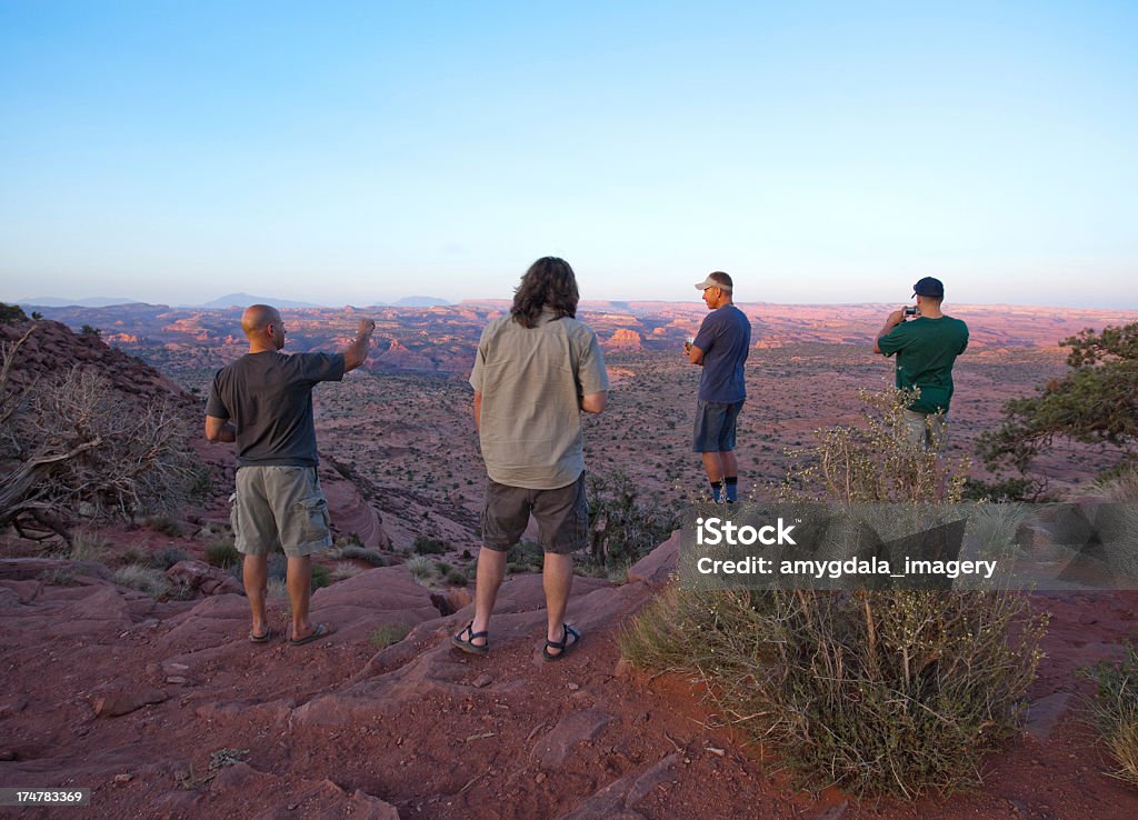Atardecer paisaje hombres hablando - Foto de stock de Adulto libre de derechos