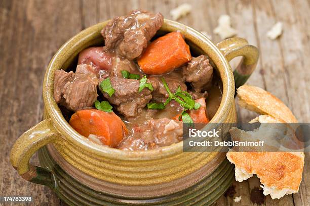 Estofado De Carne De Res En Una Tierra Cocción Lenta Foto de stock y más banco de imágenes de Estofado de carne