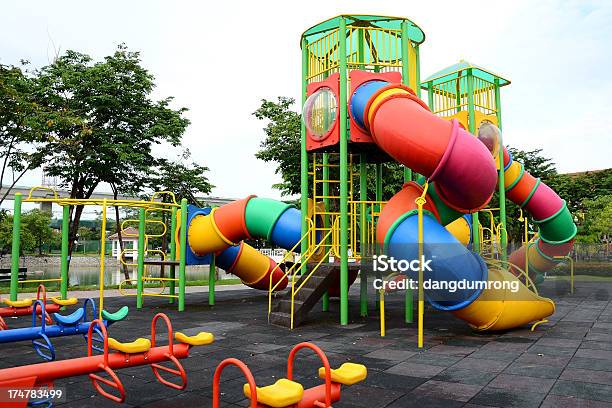 Kinder Bunte Spielplatz Stockfoto und mehr Bilder von Aktivitäten und Sport - Aktivitäten und Sport, Baugewerbe, Baum