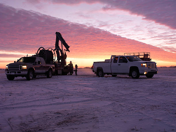 campo de petróleo de los trabajadores en sunrise - drill red work tool power fotografías e imágenes de stock