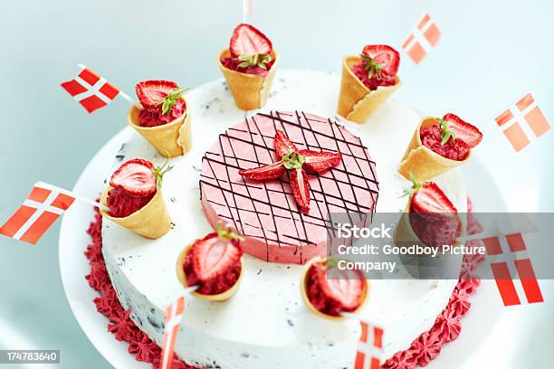Foto de Comemorando Um Evento Especial Em Grande Estilo e mais fotos de stock de Dinamarca - Dinamarca, Bolo de Aniversário, Torta de Sorvete