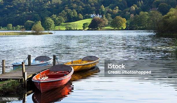 Placer Barcos Amarrados En Lago Grasmere Distrito Reino Unido Foto de stock y más banco de imágenes de Aire libre