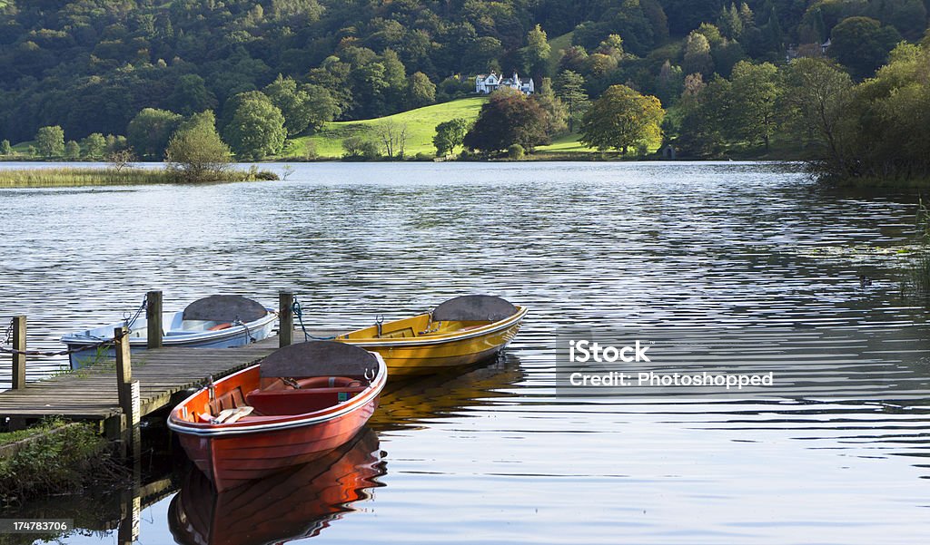 Удовольствие Лодки пришвартованы на Grasmere, Озёрный край, Великобритания - Стоковые фото Grasmere Lake роялти-фри