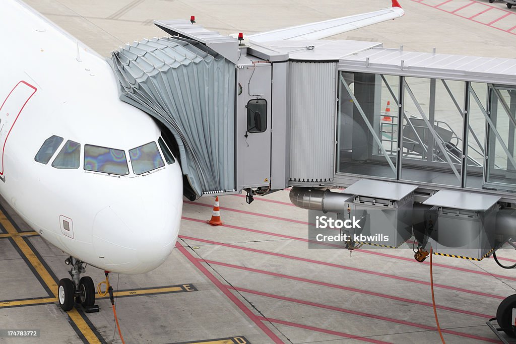 Passeggero aereo Ponte pedonale in aeroporto per aerei - Foto stock royalty-free di Aereo di linea
