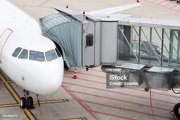 Passeggero Aereo Ponte Pedonale In Aeroporto Per Aerei - Fotografie stock e altre immagini di Aereo di linea