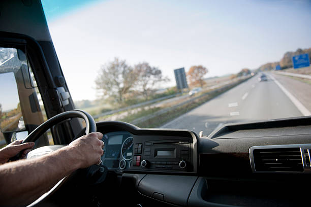 motorista de camião em alemão autoestrada alemã - drive imagens e fotografias de stock