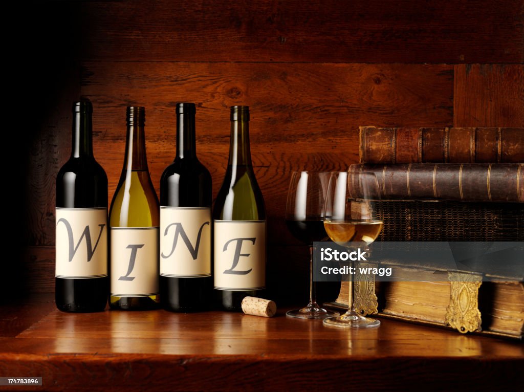 Garrafas de vinho com óculos e livros - Royalty-free Alfabeto Foto de stock
