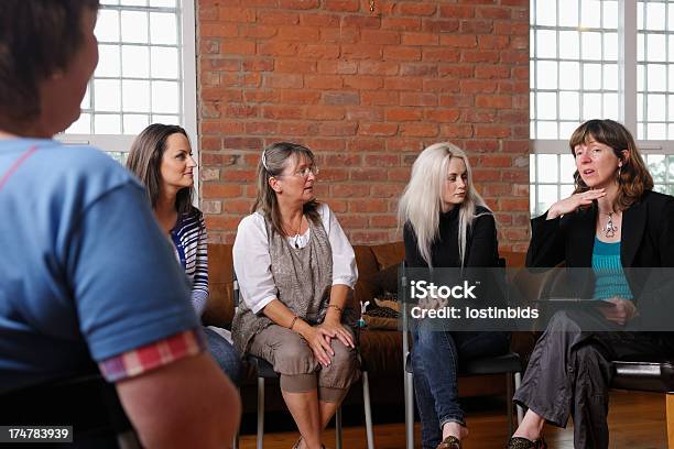 Mujeres Del Grupo De Apoyo Foto de stock y más banco de imágenes de Mediación - Mediación, Diálogo, 20 a 29 años