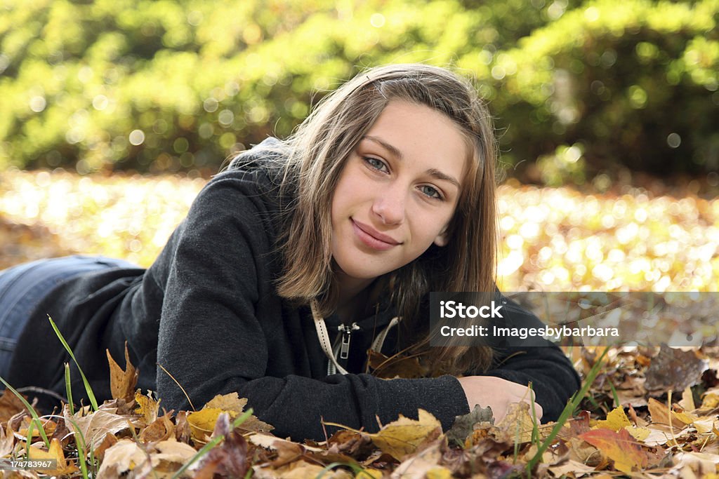 PRÉ adolescente lançando de folhas - Foto de stock de 14-15 Anos royalty-free