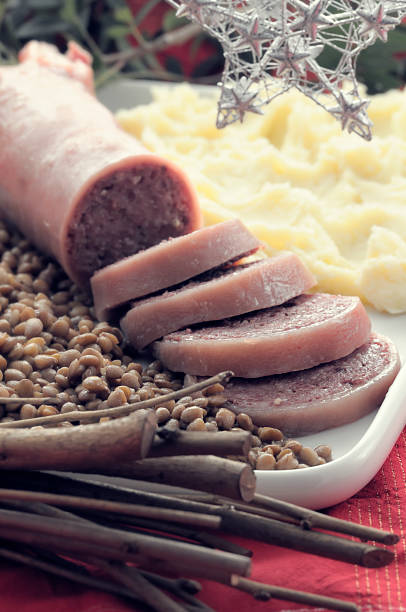cerdo de pezuña con puré de papas y lentejas - lentil dinner holiday mediterranean cuisine fotografías e imágenes de stock